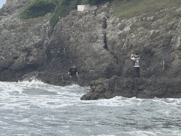 ▲遊客受困在旗津礁石。（圖／翻攝自爆料公社公開版）