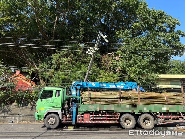 ▲▼苗栗發生大貨車撞電桿的意外。（圖／記者楊永盛翻攝）