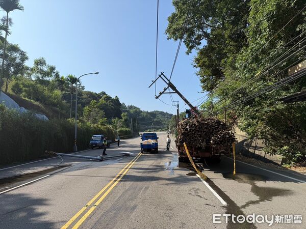 ▲▼苗栗發生大貨車撞電桿的意外。（圖／記者楊永盛翻攝）