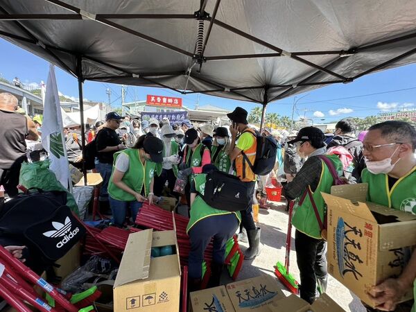 ▲▼民進黨組成志工團赴花蓮協助災民家園重建。（圖／翻攝自Facebook／何博文 Ho Po-wen）