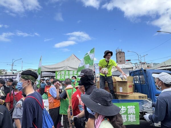 ▲▼民進黨組成志工團赴花蓮協助災民家園重建。（圖／翻攝自Facebook／何博文 Ho Po-wen）