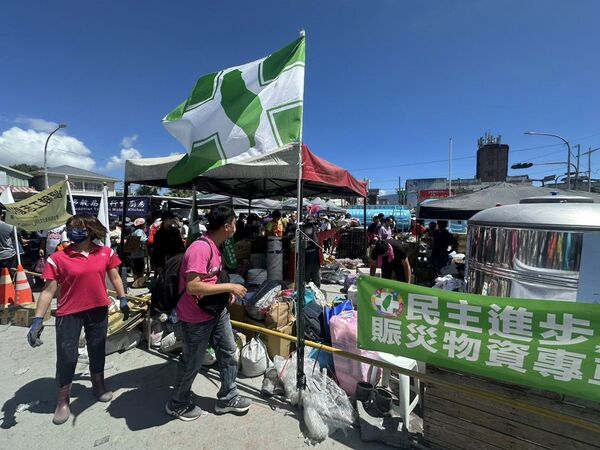 ▲▼民進黨組成志工團赴花蓮協助災民家園重建。（圖／翻攝自Facebook／何博文 Ho Po-wen）