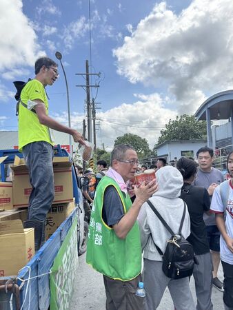 ▲▼民進黨組成志工團赴花蓮協助災民家園重建。（圖／翻攝自Facebook／何博文 Ho Po-wen）