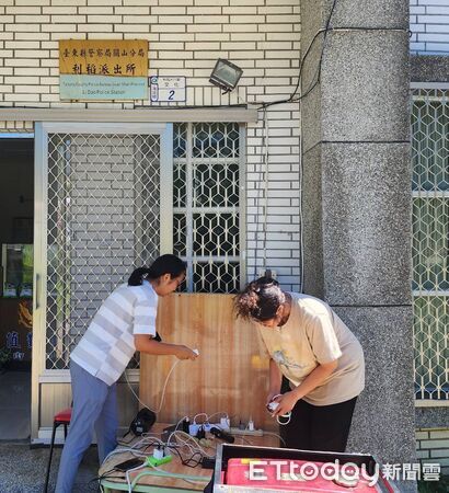 ▲利稻派出所開放發電機供村民充電。（圖／記者楊晨東翻攝）