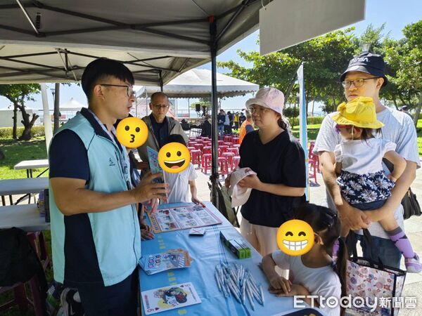 ▲成功分局風箏節設攤，推廣交安、防詐觀念。（圖／記者楊晨東翻攝）