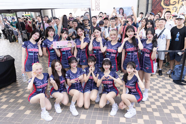 ▲▼樂天女孩在休息室幫壽星筠熹、若潼慶生。（圖／樂天桃猿提供）