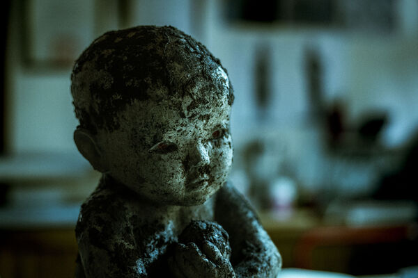 ▲《泥娃娃》靈感取自台灣最詭異童謠，數名白衣染血詭異女子捧「泥娃娃」現身台中鬧區引民眾圍觀。（圖／天予電影提供）