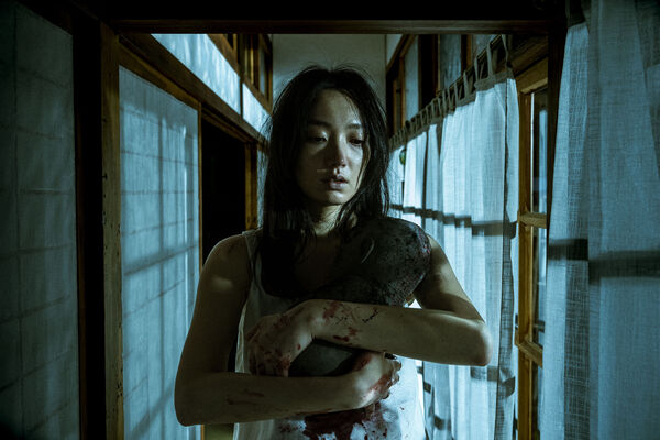 ▲《泥娃娃》靈感取自台灣最詭異童謠，數名白衣染血詭異女子捧「泥娃娃」現身台中鬧區引民眾圍觀。（圖／天予電影提供）