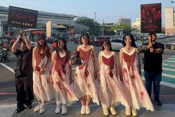 ▲《泥娃娃》靈感取自台灣最詭異童謠，數名白衣染血詭異女子捧「泥娃娃」現身台中鬧區引民眾圍觀。（圖／天予電影提供）