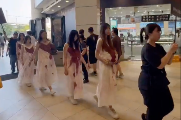 ▲《泥娃娃》靈感取自台灣最詭異童謠，數名白衣染血詭異女子捧「泥娃娃」現身台中鬧區引民眾圍觀。（圖／天予電影提供）