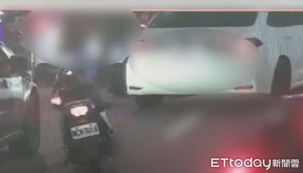 ▲白色轎車拒檢逃逸，警方連開九槍。（圖／記者許宥孺翻攝）