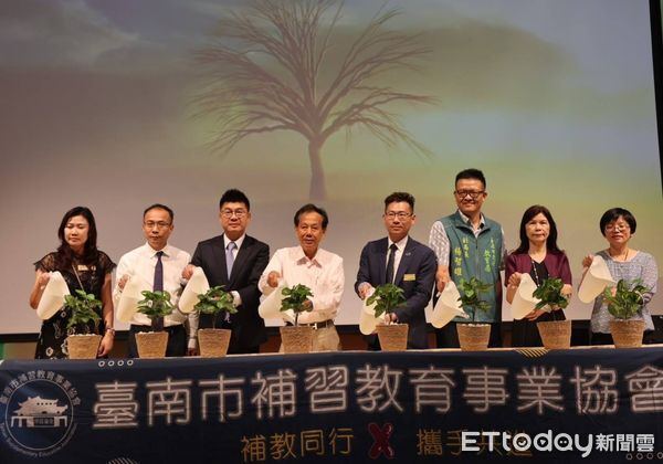 ▲台南市補習教育事業協會於安平富霖宴會式場舉行2025年度補教優良教師頒獎典禮暨育苗專案表揚活動。（記者林東良翻攝，下同）