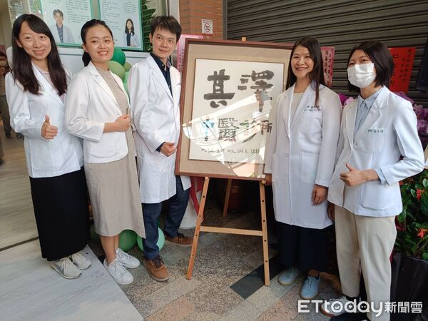 ▲不捨姑姑膝蓋痛！博士醫返鄉組在地青年隊服務鄉親，結合AI拚數位中醫。（圖／記者游瓊華攝）