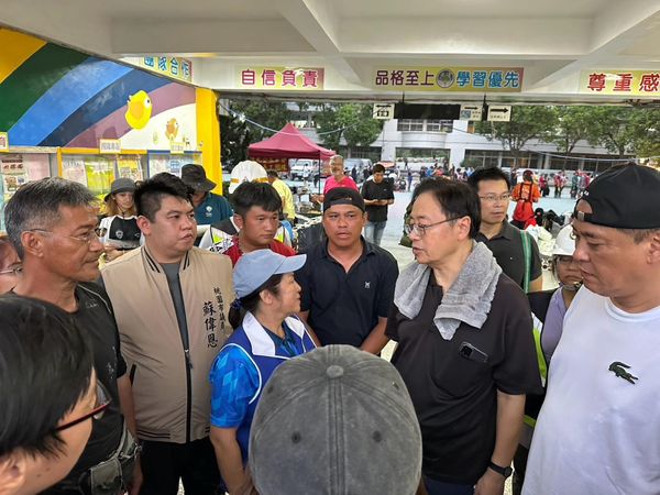 ▲▼桃園派出上百名同仁支援花蓮光復鄉救災。市長張善政趁著連假到現場致意。（圖／翻攝自Facebook／張善政）