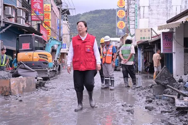▲▼徐榛蔚現場勘災，擋怪手作業、見婦人卡泥濘疑似擺拍後掉頭就走。（圖／翻攝徐榛蔚臉書）