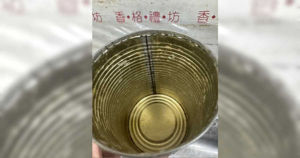 香格禮坊疑似有多項違規，竟重複使用已經生鏽的空罐頭容器盛裝製作餅皮的油和水。（圖／投訴人提供）