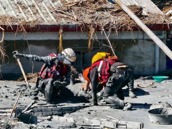 ▲▼新北消防局投入光復鄉救災7天，特搜於支援任務結束後向這片受難土地致上最深的敬意。（圖／新北市府消防局提供）