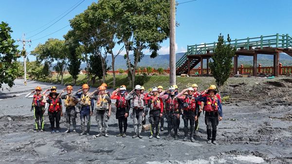 ▲新北消防特搜於支援任務結束後向這片受難土地致上最深的敬意。（圖／新北市府消防局提供）