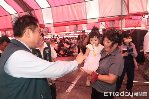 ▲2025七股七寶宴在鹽山熱鬧登場，現場席開130桌座無虛席。（記者林東良翻攝，下同）