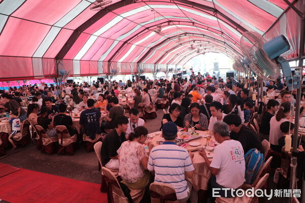 ▲2025七股七寶宴在鹽山熱鬧登場，現場席開130桌座無虛席。（記者林東良翻攝，下同）