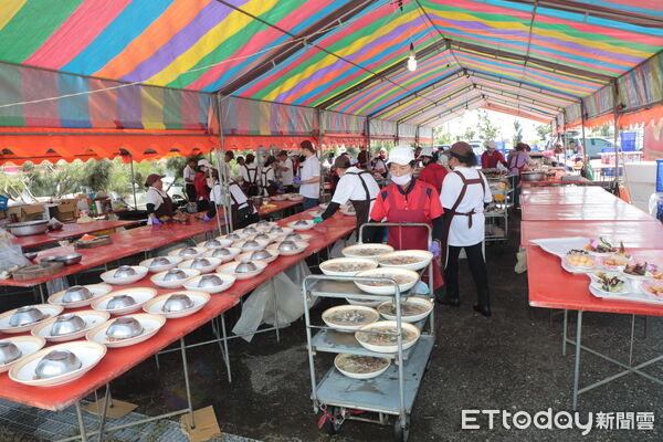 ▲2025七股七寶宴在鹽山熱鬧登場，現場席開130桌座無虛席。（記者林東良翻攝，下同）