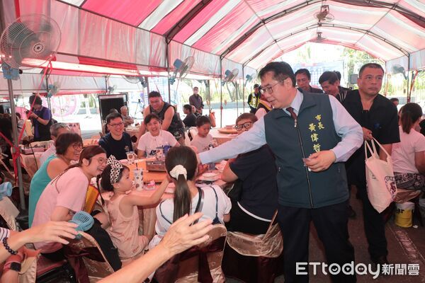 ▲2025七股七寶宴在鹽山熱鬧登場，現場席開130桌座無虛席。（記者林東良翻攝，下同）