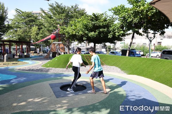 ▲市長黃偉哲戴上海盜帽，與孩子一同體驗福安公園「綠谷海盜船」遊戲場。（記者林東良翻攝，下同）
