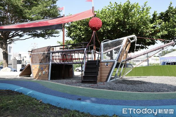 ▲市長黃偉哲戴上海盜帽，與孩子一同體驗福安公園「綠谷海盜船」遊戲場。（記者林東良翻攝，下同）