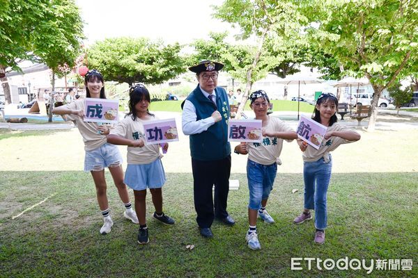 ▲市長黃偉哲戴上海盜帽，與孩子一同體驗福安公園「綠谷海盜船」遊戲場。（記者林東良翻攝，下同）