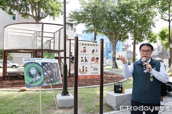 ▲市長黃偉哲戴上海盜帽，與孩子一同體驗福安公園「綠谷海盜船」遊戲場。（記者林東良翻攝，下同）