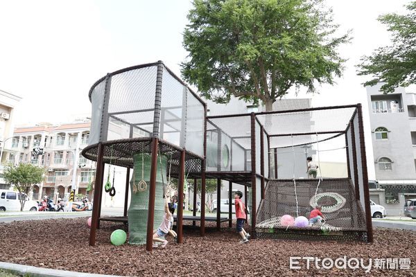 ▲市長黃偉哲戴上海盜帽，與孩子一同體驗福安公園「綠谷海盜船」遊戲場。（記者林東良翻攝，下同）