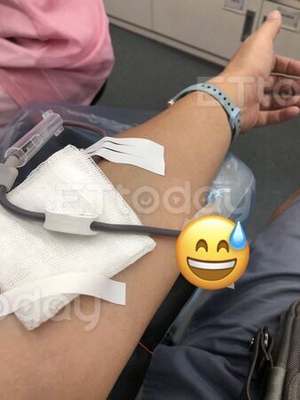 ▲一輛黑車轎車失控衝撞民宅，波及4車             。（圖／記者吳奕靖翻攝）