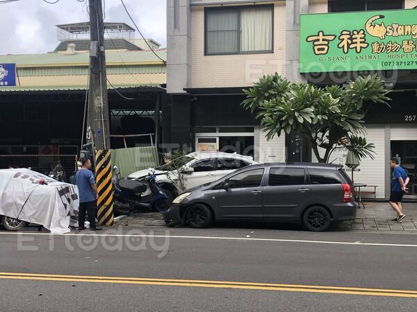 ▲一輛黑車轎車失控衝撞民宅，波及4車             。（圖／記者吳奕靖翻攝）