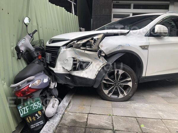 ▲一輛黑車轎車失控衝撞民宅，波及4車             。（圖／記者吳奕靖翻攝）