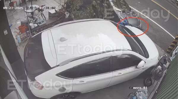 ▲一輛黑車轎車失控衝撞民宅，波及4車             。（圖／記者吳奕靖翻攝）