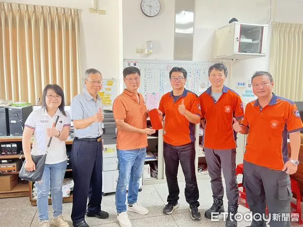 ▲台南市消友會第三辦事處於中秋前夕致贈慰問品，感謝消防人員守護市民安全。（記者林東良翻攝，下同）