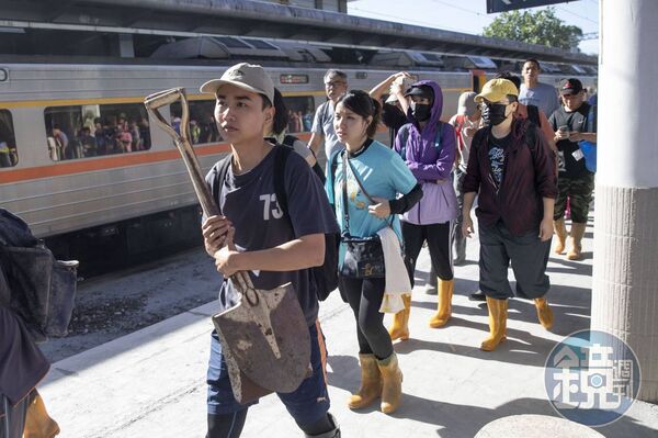 鏟子超人們從全台各地挺進光復，台鐵為此加開班車協助人力、物資疏運。
