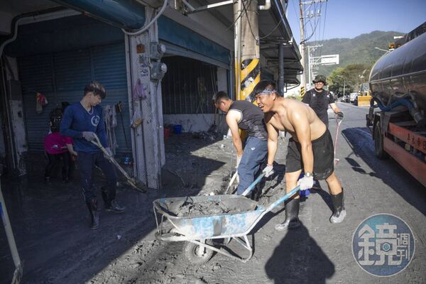 眾人從災區民眾的家中清出一車又一車的淤泥。