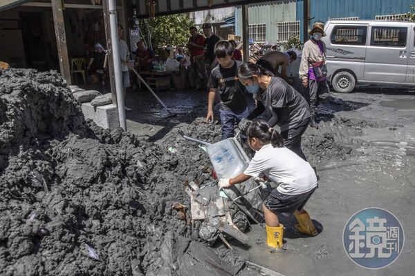 不分大人小孩，全體總動員投入救災工作。