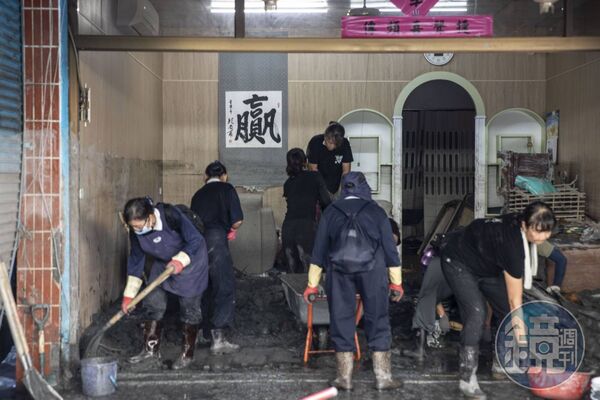 志工們協助從災民家中清出淤泥。