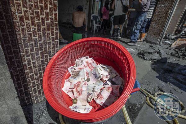 從一片汙泥中被救出的鈔票現金。