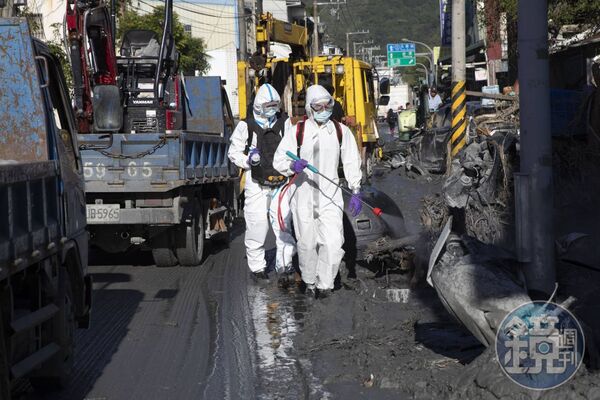 清潔人員視淤泥清除情況進行消毒清潔工作。