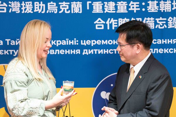 ▲▼外交部長林佳龍出席見證由我國駐波蘭代表處與烏克蘭首都基輔市兒童及家庭福利局簽署「重建童年：基輔地區弱勢孩童綜合支持計畫」合作瞭解備忘錄記者會。（圖／翻攝自Facebook／林佳龍）