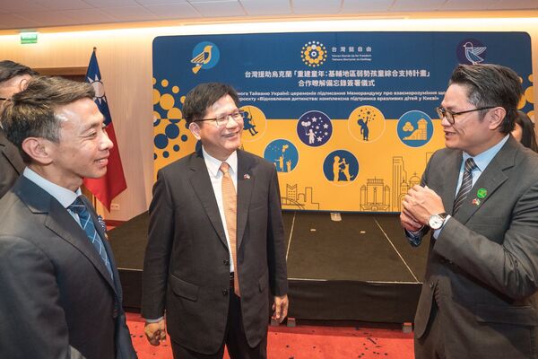 ▲▼外交部長林佳龍出席見證由我國駐波蘭代表處與烏克蘭首都基輔市兒童及家庭福利局簽署「重建童年：基輔地區弱勢孩童綜合支持計畫」合作瞭解備忘錄記者會。（圖／翻攝自Facebook／林佳龍）