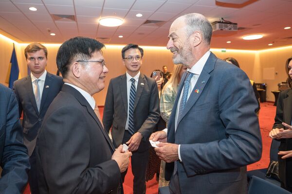 ▲▼外交部長林佳龍出席見證由我國駐波蘭代表處與烏克蘭首都基輔市兒童及家庭福利局簽署「重建童年：基輔地區弱勢孩童綜合支持計畫」合作瞭解備忘錄記者會。（圖／翻攝自Facebook／林佳龍）