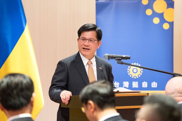 ▲▼外交部長林佳龍出席見證由我國駐波蘭代表處與烏克蘭首都基輔市兒童及家庭福利局簽署「重建童年：基輔地區弱勢孩童綜合支持計畫」合作瞭解備忘錄記者會。（圖／翻攝自Facebook／林佳龍）