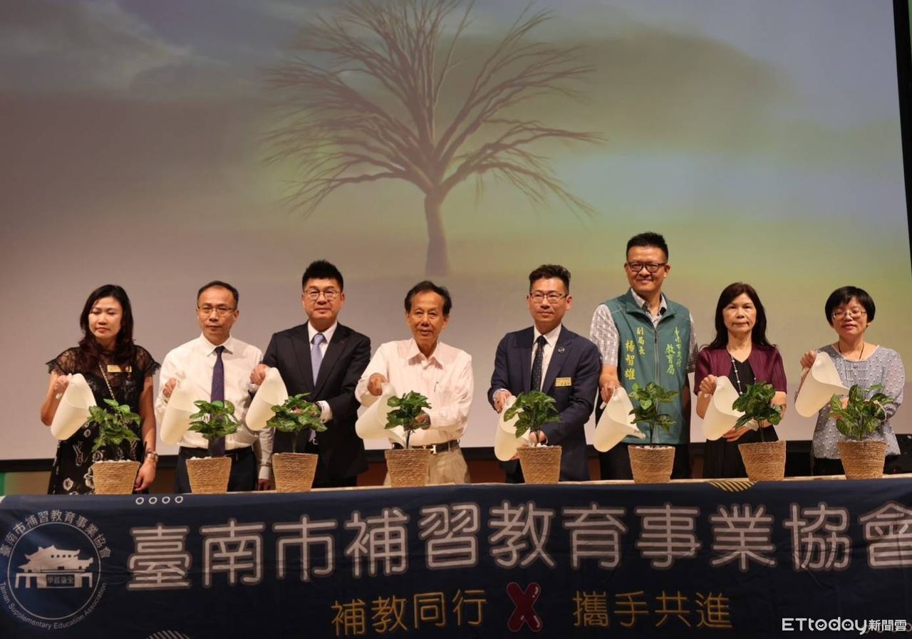 台南補教優良教師頒獎　育苗專案助學1245名弱勢學子
