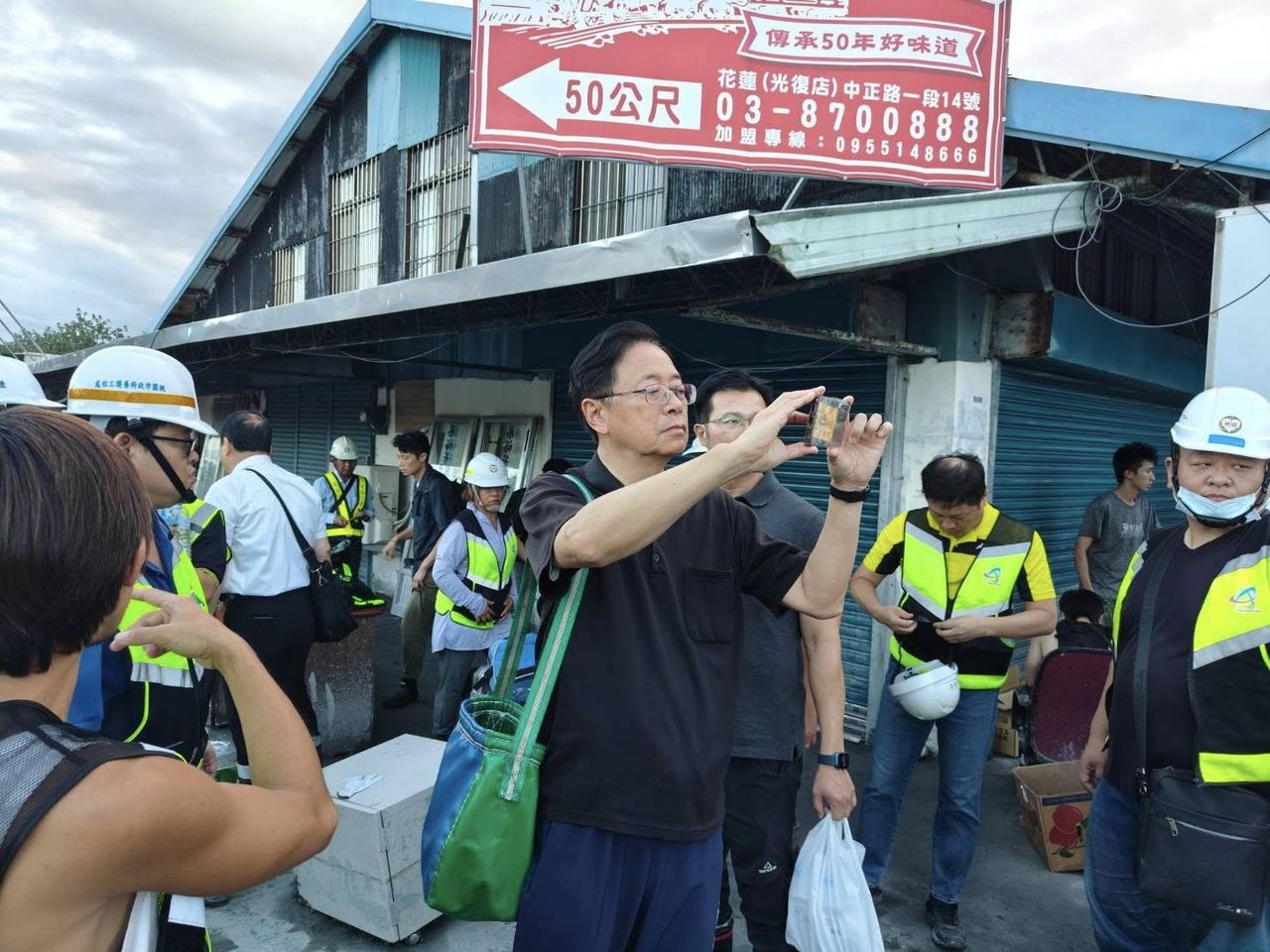 張善政背包客打扮現身花蓮！　送加菜金慰勞桃園隊「鏟子超人」
