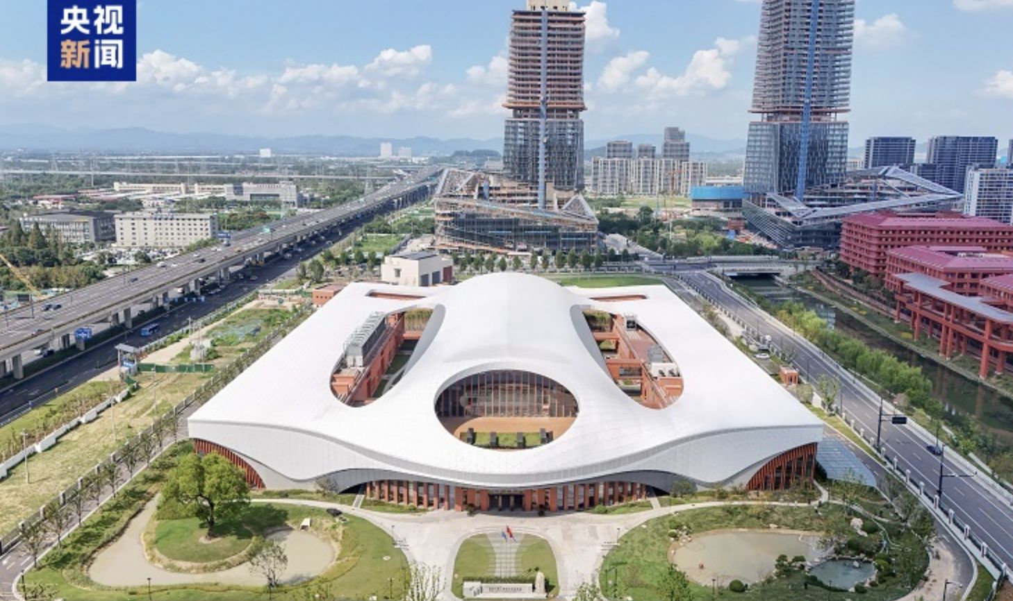 ▲全球容量最大「超重立場」核心設備於浙江杭州建成啟用。（圖／翻攝央視）