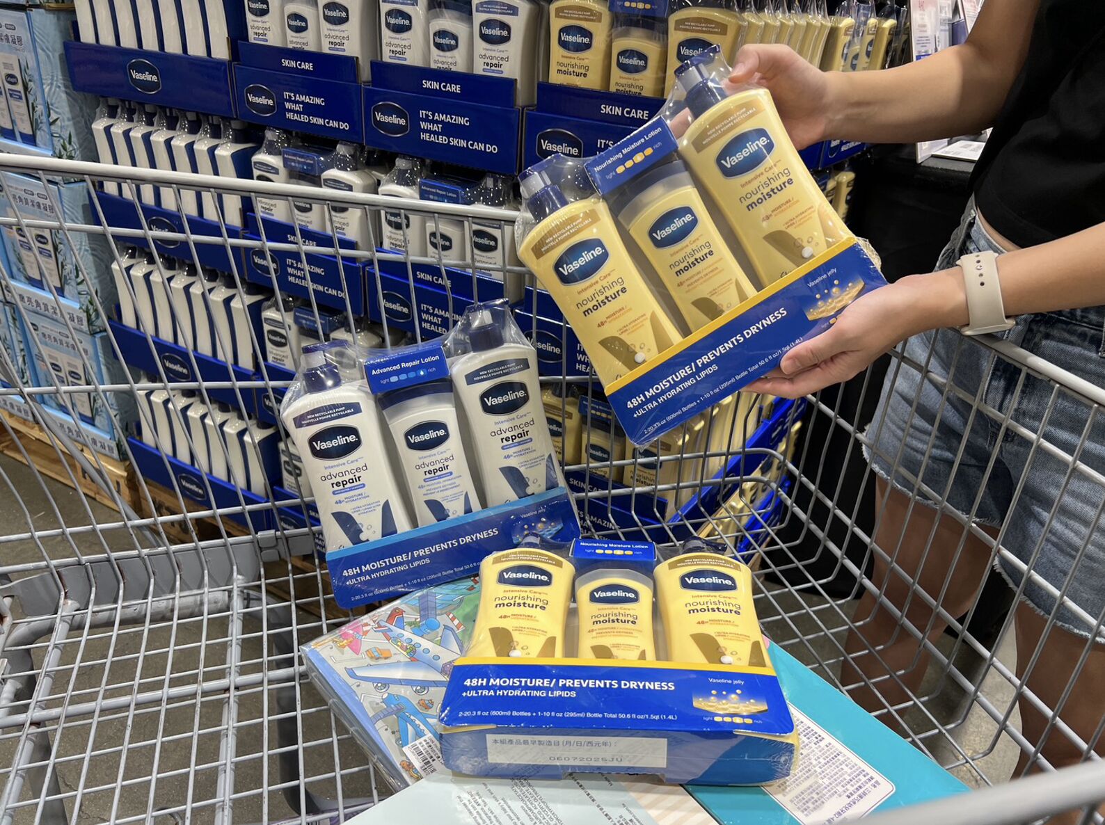 ▲▼入秋乾癢不用愁！凡士林超熱賣潤膚露「3瓶300元有找」引爆美式賣場囤貨潮。（圖／ETtoday）